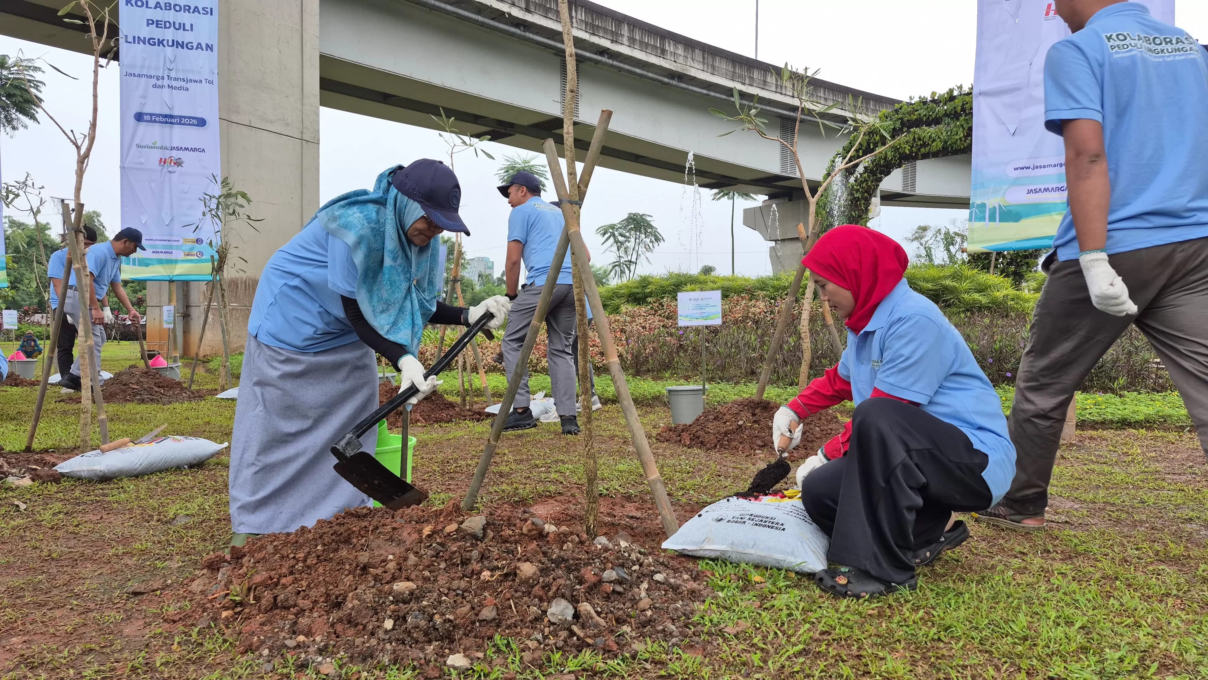 Gotong Royong Bersih Lingkungan dan Penanaman Pohon